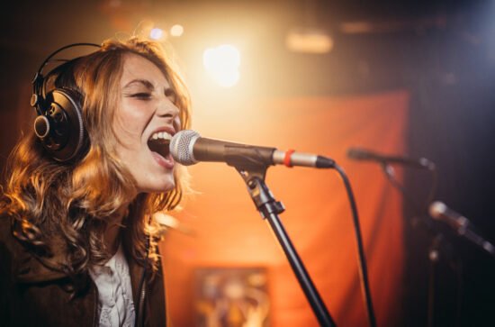photo d'une femme qui chante